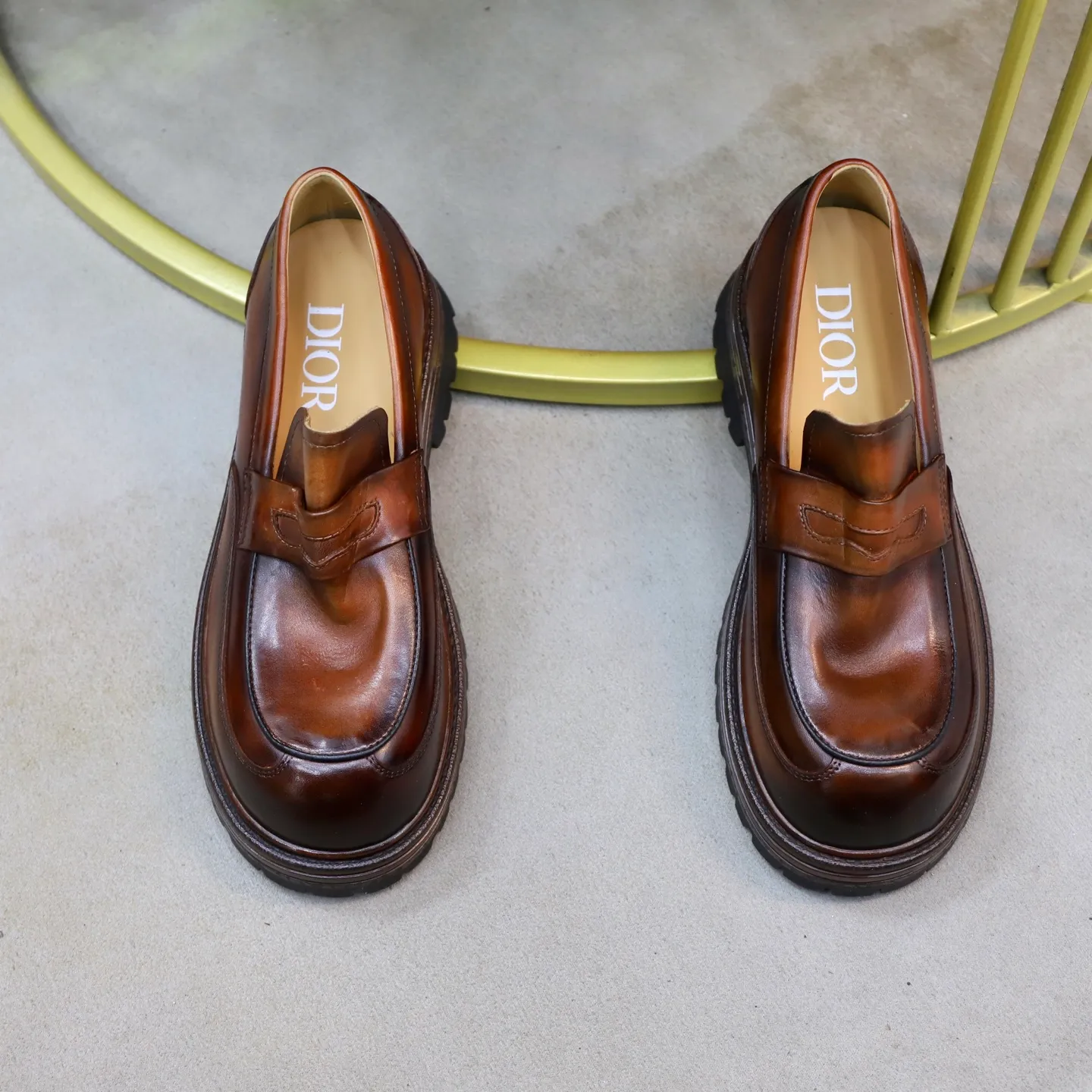 Ex-factory price: 520💰 [Dior] Dior's new casual men's shoes are launched in Hong Kong counters. Official website 1:1 production. Italian washed cowhide + water-dyed leather lining. Designed by European and American masters. Perfect shape to create counter quality, solid color rubber wear-resistant outsole and classic dazzling head! Super versatile and very comfortable. High-end without losing taste, fashionable and novel! ! Absolute focus! 3 colors available! Code number 38-45